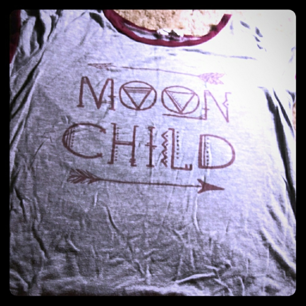 Moon child gray/burgandy juniors medium tshirt